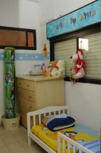 kids bed room in migdalim for families